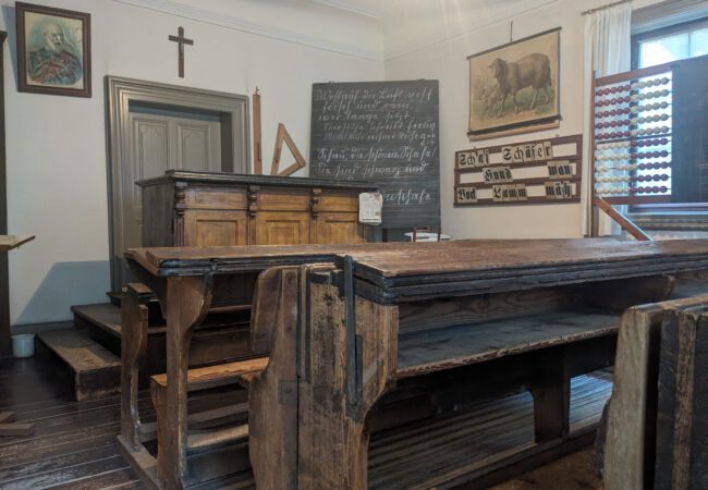 Groß und Klein gemeinsam im Schulmuseum