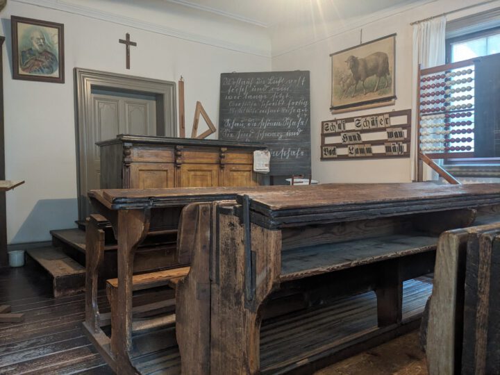 Groß und Klein gemeinsam im Schulmuseum