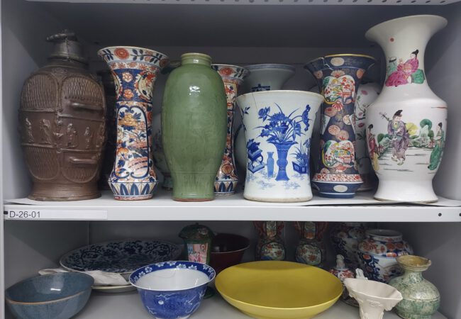 Von Archiv bis Zweispitz – Einblicke in das Depot der Museen Schloss Aschach