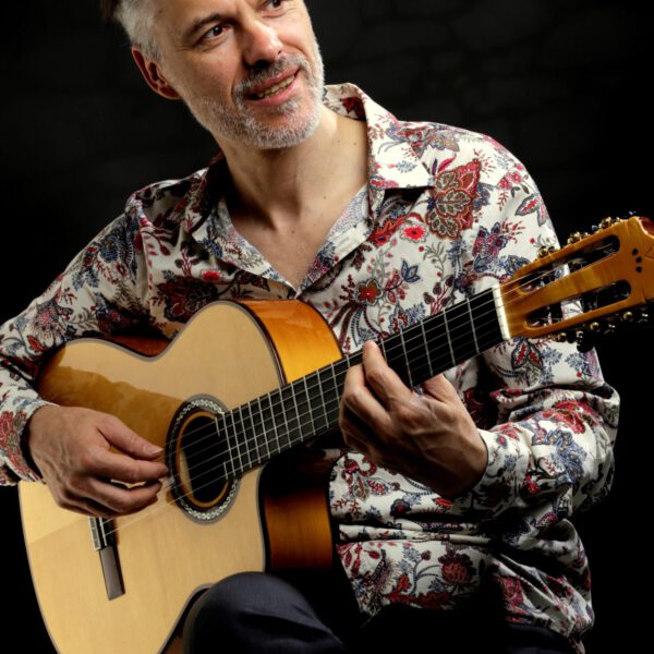 In den historischen Schlossräumen ertönen beim Wandelkonzert unter anderem Gitarrenklänge von Klaus Neubert. (Foto: Klaus Neubert)