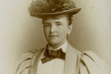 Gräfin Luise zeigt ihre Schlossräume