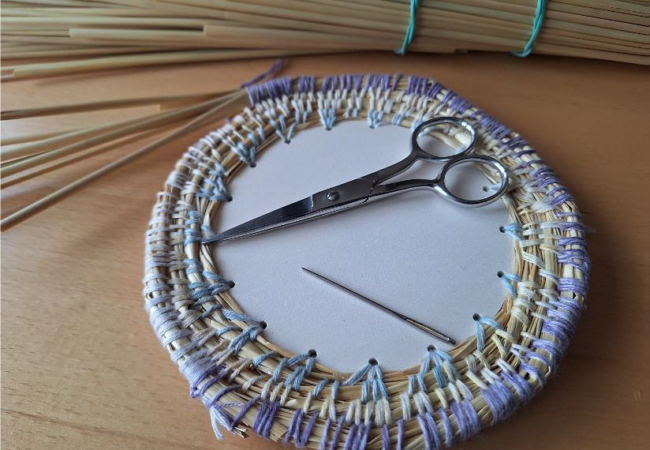 Ein kleiner Korb entsteht: Workshop zum Strohflechten in den Museen Schloss Aschach