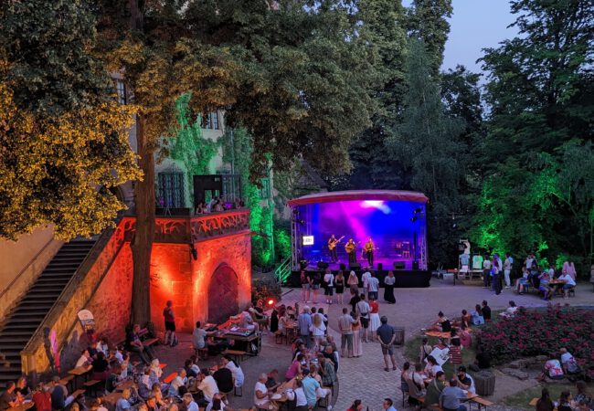 Sommer, Wein und Live-Musik: Museen Schloss Aschach laden zum Weinfest ein