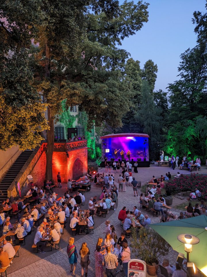 Sommer, Wein und Live-Musik: Museen Schloss Aschach laden zum Weinfest ein