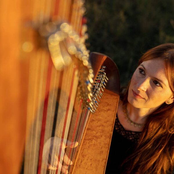 Die Musikerin Maria Nikola spielt am Konzertabend auf ihrer Harfe. (Foto: Maria Nikola)