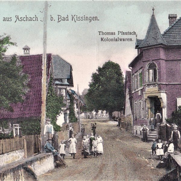 Ortsstraße mit Kolonialwarenladen