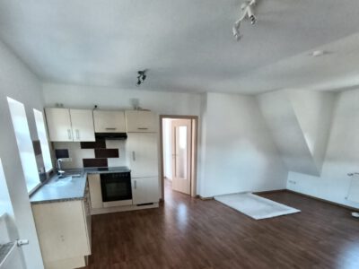 Schöne 3-Zimmer-Dachwohnung (72 m²) mit Stellplatz und Gartenanteil zu vermieten