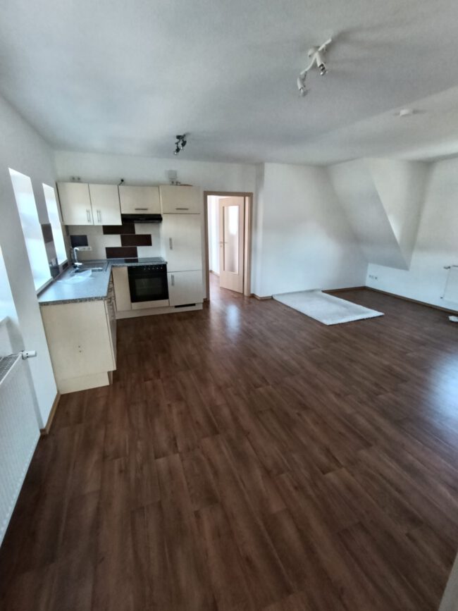 Schöne 3-Zimmer-Dachwohnung (72 m²) mit Stellplatz und Gartenanteil zu vermieten Foto