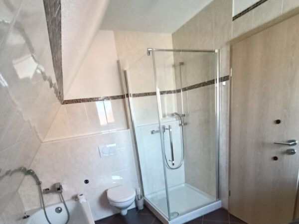 Bad  mit Dusche, Badewanne und Waschmaschinenanschluss