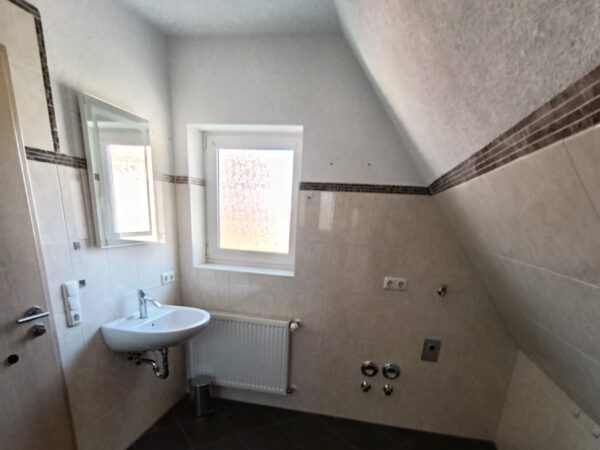 Bad mit Dusche, Badewanne und Waschmaschinenanschluss