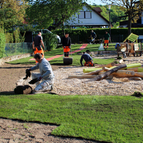 Unser Bauhof verlegt Rollrasen.