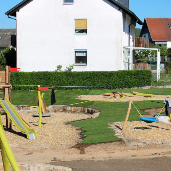 Der Rollrasen kommt aus den Niederlanden.