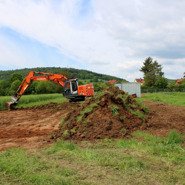 12.05.2020: Zunächst wird der Oberboden abgetragen.