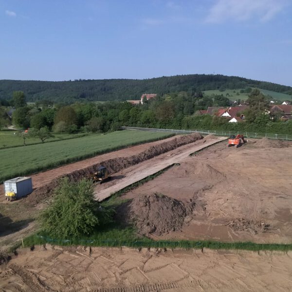 17.05.2020: Der Oberboden wurde abgetragen.