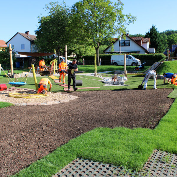 Die zweite Lieferung des Rollrasens ist eingetroffen.