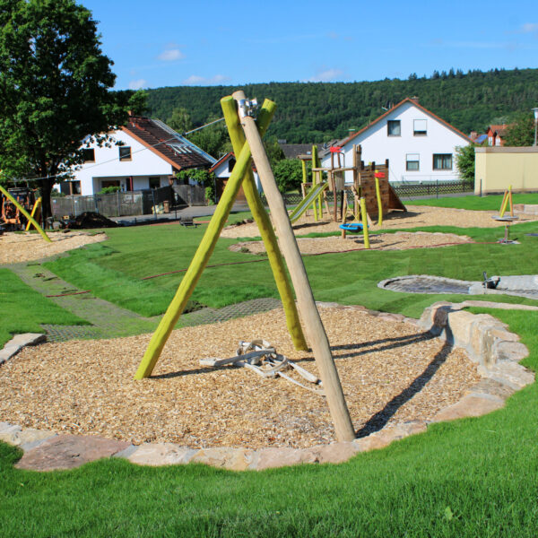 Der Rollrasen ist fast vollständig verlegt.