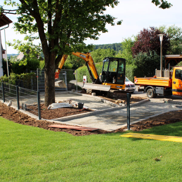 Der Eingang zum Spielplatz wird hergerichtet.