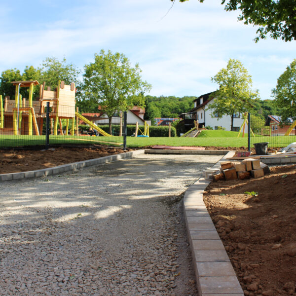 Die Fläche wird noch gepflastert und das letzte Stück Rollrasen verlegt.