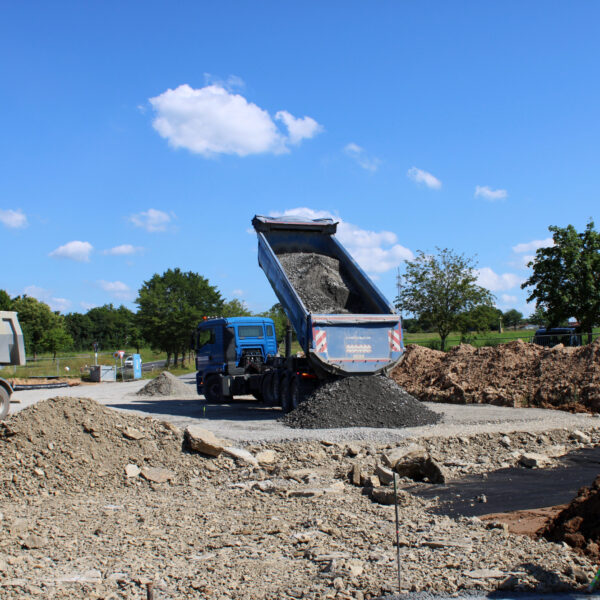 23.06.2020: Für den Parkplatz wird Schotter angeliefert.
