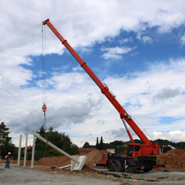 10.07.2020: Gerade wird ein weiterer Betonpfeiler aufgestellt.