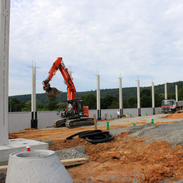 10.07.2020: Die ersten Betonpfeiler stehen bereits.