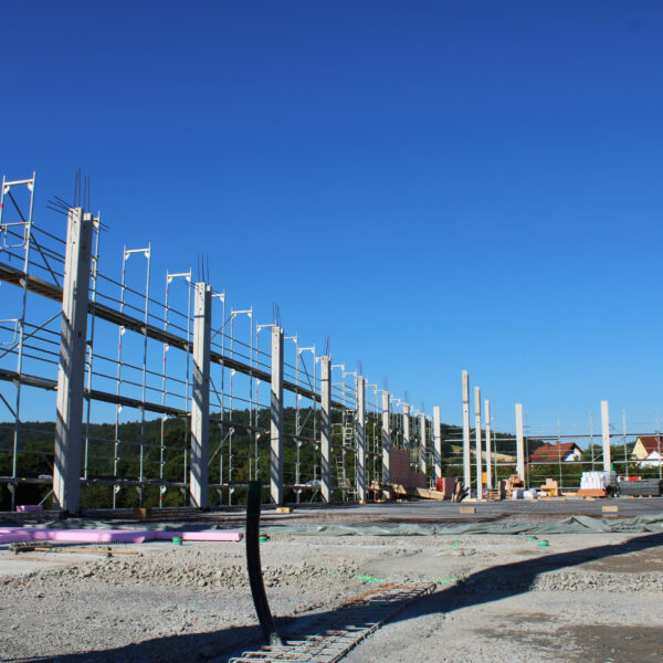 06.08.2020: Die Bodenplatte nimmt Formen an. 