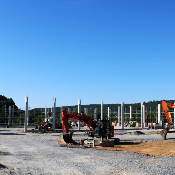 06.08.2020: Neben den Betonpfeilern ist nun auch bald die Bodenplatte fertig.