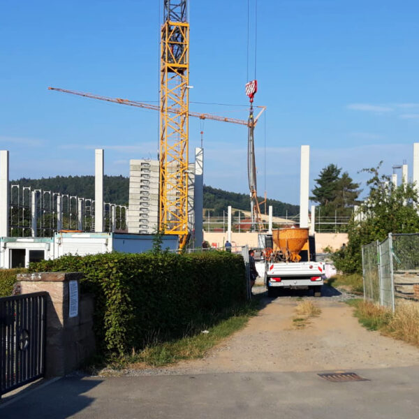 12.08.2020: Die Bodenplatte ist so gut wie fertig.