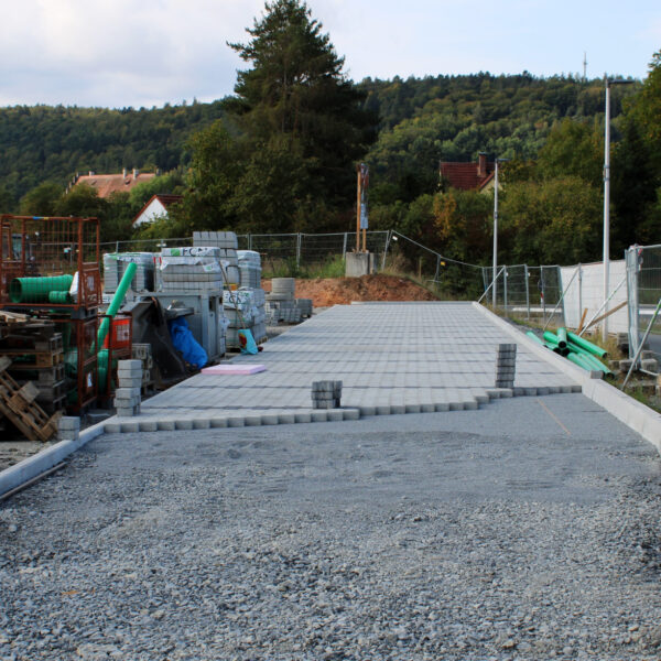24.09.2020: Die ersten Parkplätze werden gepflastert.
