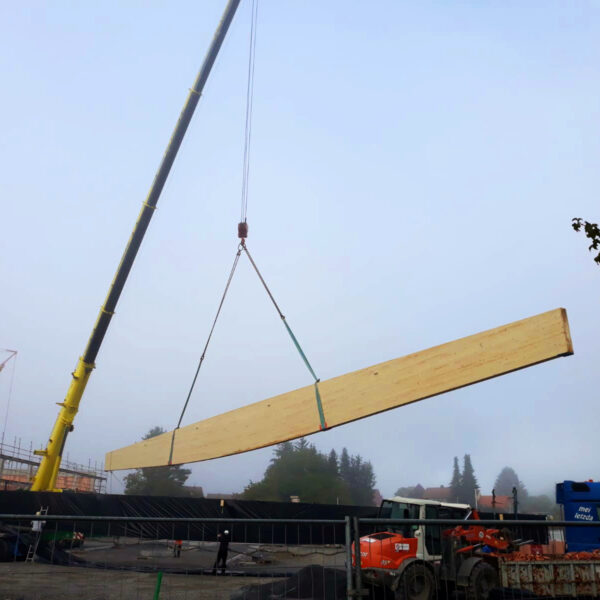 29.09.2020: Am morgen werden die Dachbalken geliefert.