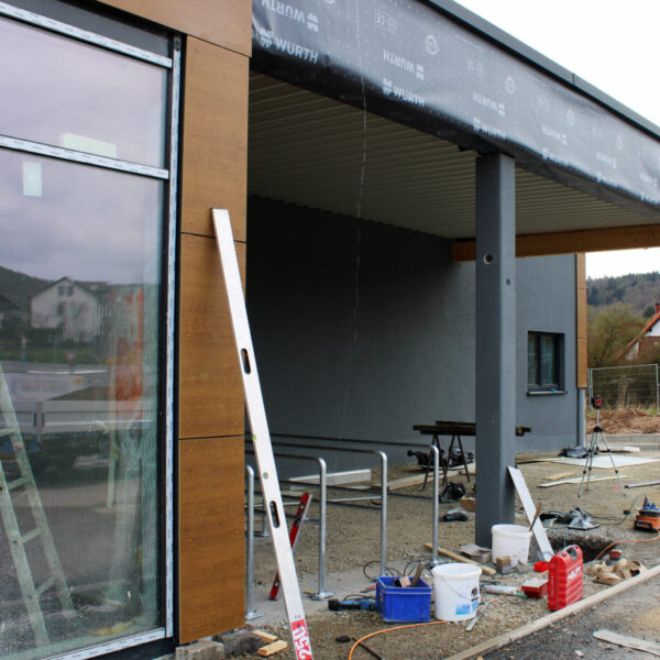 08.04.2021: Die Vorrichtung für die Einkaufswägen ist neben dem Eingang montiert.