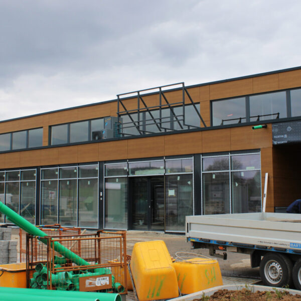 08.04.2021: Die Vorrichtung für das Eingangsschild ist bereits montiert.