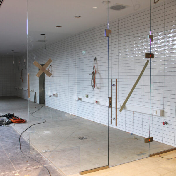 08.04.2021: Die Glastür zur Metzgerei ist bereits eingebaut.