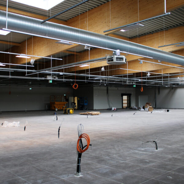 08.04.2021: Im Verkaufsraum sind die Kabel für die Regale bereits ersichtlich.