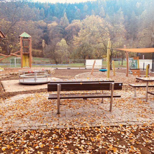 08.11.2022: Die Außenanlage wurde fertiggestellt. Jetzt fehlt nur noch der Rasen.