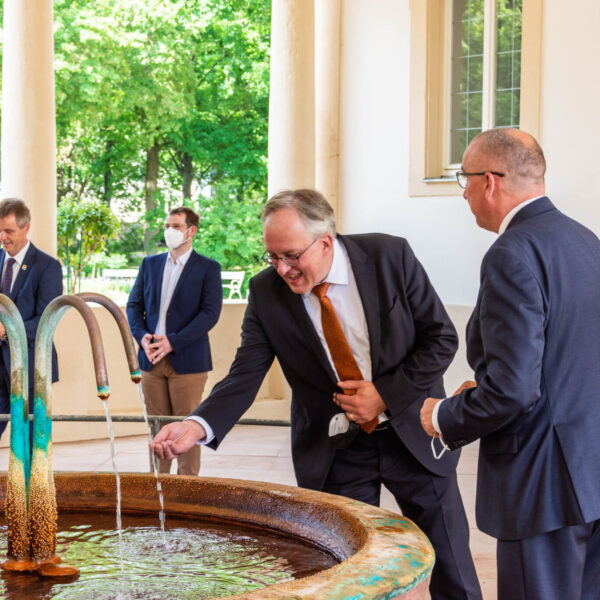 1. Bürgermeister Andreas Sandwall informiert über die Heilquelle, Foto Kilian Martin