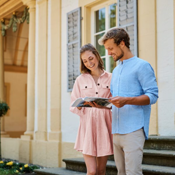 Pärchen vor Brunnenbau