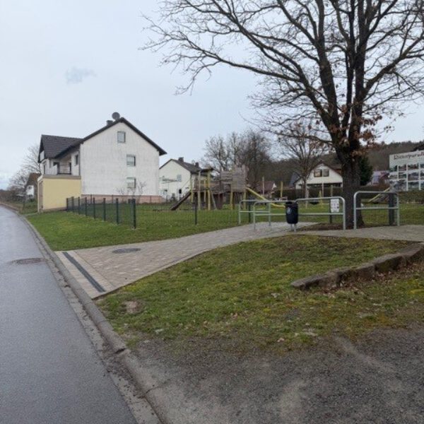 Ersatzhaltestelle am Spielplatz