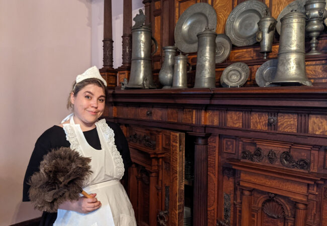 Mit dem Dienstmädchen durchs Schloss