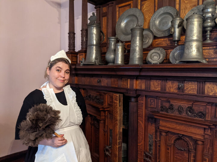 Mit dem Dienstmädchen durchs Schloss