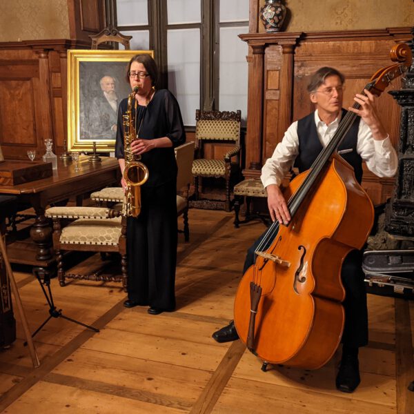 Für sowohl groovige als auch entspannte Stimmung sorgt das Duo Double Blend mit Saxophon und Kontrabass. (© Museen Schloss Aschach, Foto: Josefine Glöckner)