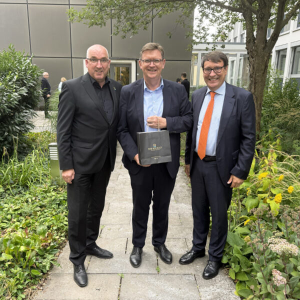 1. Bürgermeister Andreas Sandwall, Geschäftsführer Hescuro Stephan Greb und Geschäftsführer Hescuro Alexander Zugsbradl, Bild: Lena Metz