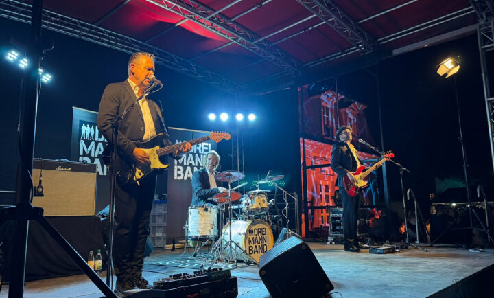 Die DREIMANNBAND sorgt für ausgelassene Stimmung vor dem historischem Brunnenbau