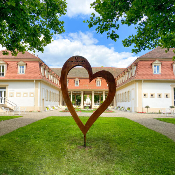 Kurpark Bad Bocklet mit Blick auf den Brunnenbau
