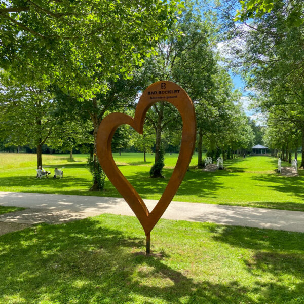 Herz im Kurpark von Bad Bocklet mit Blick in die Saaelwiesen