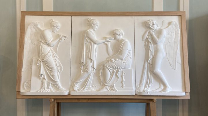 Kunstvolle Grabmonument der Auguste Böhmer im Lesesaal im Brunnenbau