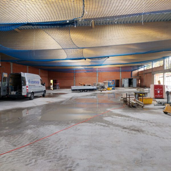 20.10.2020: Die Trapezblecheindeckung ist da.