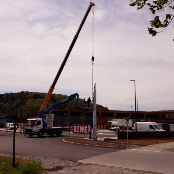 10.05.2021: Das REWE Schild wird montiert.