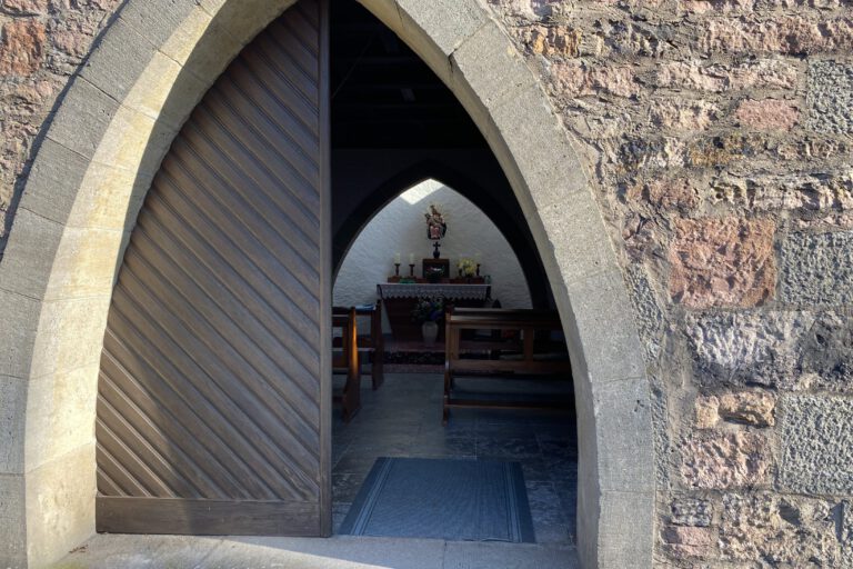 Einblick in den Innenraum der Bergkapelle