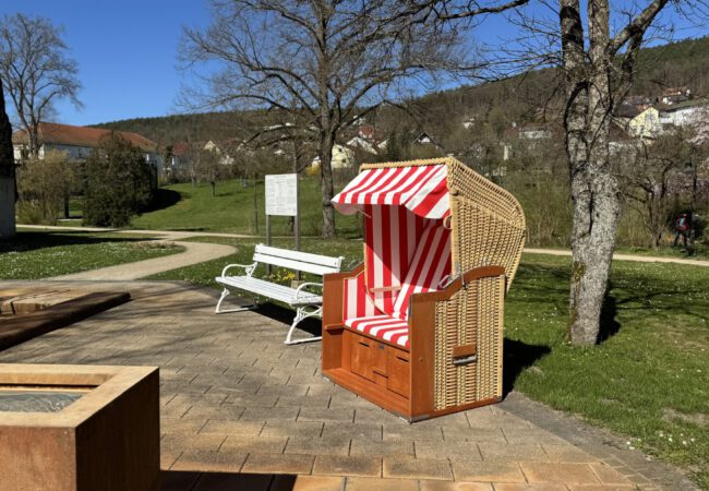 Neue Strandkörbe am Kneippbecken laden zum Entspannen ein